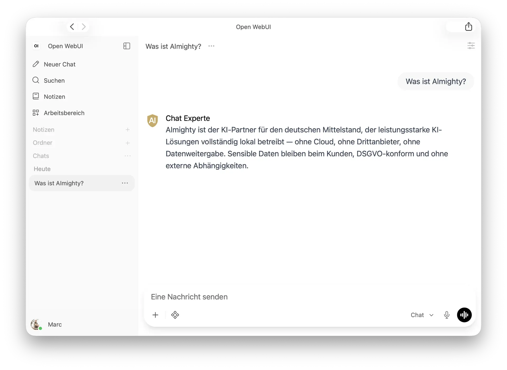 Die Oberfläche im Browser: rechts die Frage „Was ist AImighty?", darunter die Antwort mit dem goldenen Wappen daneben; links die Navigation mit Neuer Chat, Suchen, Notizen und Arbeitsbereich.